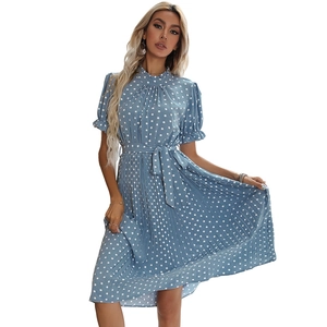 Robe mi-longue plissée à pois bleu clair avec manches courtes et ceinture à nouer