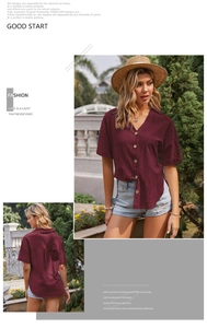Dettaglio di camicia in lino bordeaux con scollo a V, bottoni e trama traspirante