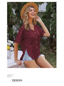 Dettaglio camicia in lino rosso scuro con scollo a V, bottoni e spacco laterale alla moda