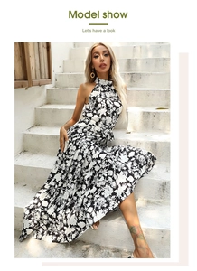 Détail d'une robe longue à fleurs avec décolleté licou et ceinture ajustable