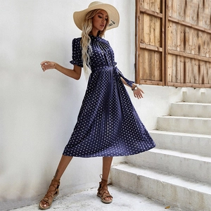 Robe d'été plissée à pois bleu marine pour femme avec manches courtes et ceinture nouée