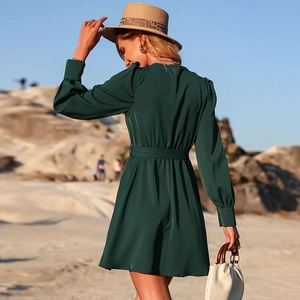 Abito corto verde scuro con maniche a sbuffo e cintura in vita per un look elegante