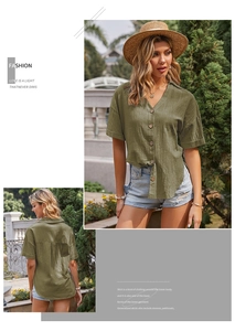 Dettaglio camicia verde in lino con scollo a V, maniche corte e bottoni naturali
