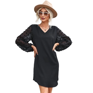 Mini robe noire pour femme avec col en V et manches lanterne en tulle à pois