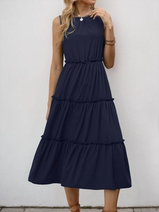 Dettaglio di un abito blu navy senza maniche a balze con scollo a volant ed elastico