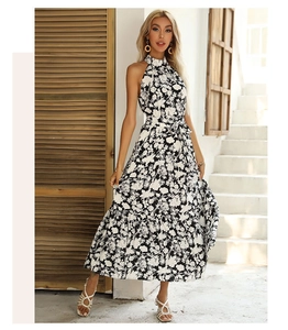 Vue détaillée de la robe longue dos nu à fleurs noires et blanches avec ceinture assortie