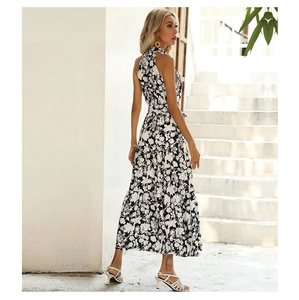 Détail de la robe maxi bohème à dos nu avec imprimé floral noir et blanc et volants
