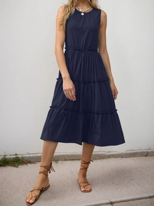 Dettaglio dell'abito midi a balze blu navy senza maniche con vita alta e gonna svasata