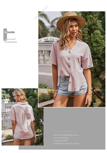 Dettaglio della camicia lavanda con scollo a V e bottoni con orlo irregolare estivo