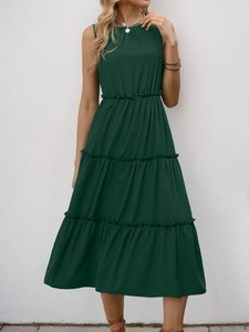 Dettagli dell'abito midi verde scuro a balze con scollo rotondo e vita elastica