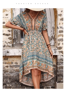 Dettaglio di abito boho floreale con scollo a V, maniche a volant e vita alta elastica