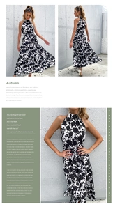 Détail d'une robe longue dos nu avec imprimé floral noir et blanc et ceinture nouée