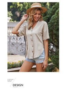 Dettaglio della camicia di lino a maniche corte con bottoni in legno e scollo a V beige