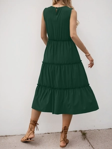 Vista posteriore di vestito senza maniche verde scuro con gonna a balze e bottone al collo