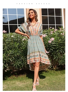 Détail d'une robe bohème à col en V avec imprimé floral sarcelle et motifs paisley orange