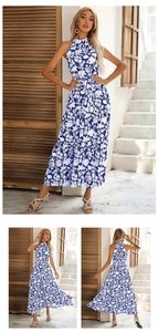Robe longue dos nu d'été à imprimé floral blanc avec jupe à volants sur tissu bleu clair