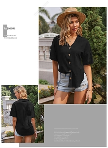 Dettagli della camicia nera in cotone e lino con bottoni in legno e spacchi laterali raffinati