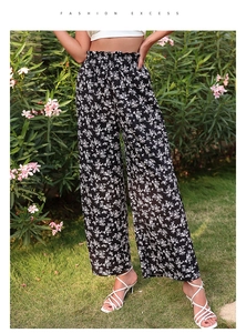Vue détaillée de la taille haute élastique sur le pantalon évasé à fleurs noir et blanc