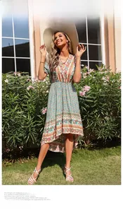 Détail de robe bohème à col en V avec imprimé paisley et ourlet asymétrique haut et bas