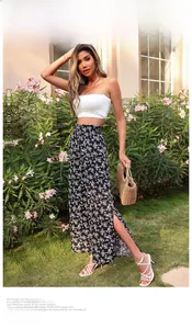 Détail du pantalon floral taille haute avec fente latérale et taille élastique plissée