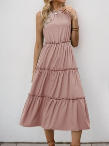 Dettaglio del vestito maxi senza maniche a balze in rosa antico con gonna plissettata