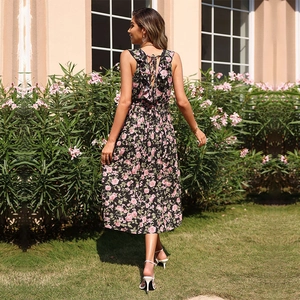 Robe d'été mi-longue sans manches à fleurs avec dos nu et volants sur fond noir
