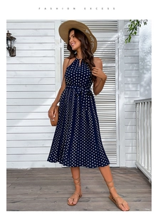 Dettaglio dell'abito midi blu navy a pois con scollo all'americana e cintura in vita