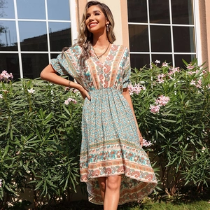 Robe bohème à motif paisley avec col en V et ourlet asymétrique en imprimé bleu clair