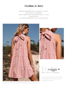 Detail eines rosa ärmellosen Stufenkleides für den Sommer mit Schleife am Nacken