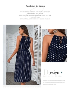 Dettaglio dell'abito blu navy a pois con scollo all'americana e trama plissettata fine