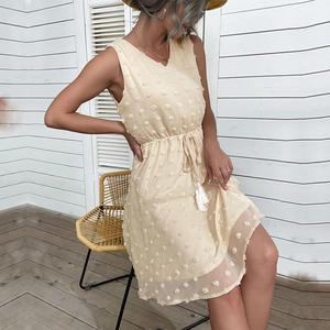 Robe d'été sans manches en mousseline crème avec pois suisses et col en V pour femmes