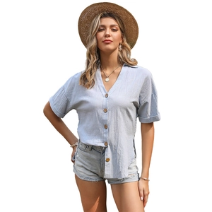 Camicia da donna in cotone e lino azzurro a maniche corte con scollo a V e bottoni