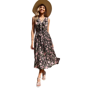 Robe d'été à fleurs noire avec imprimé floral rose et ourlet plissé à volants