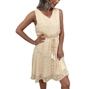 Robe chic en mousseline beige sans manches avec jacquard floral et taille à cordon