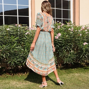 Robe midi bohème à imprimé paisley avec manches à volants et dos nu lacé élégant