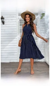 Dettaglio del vestito midi blu navy a pois con scollo all'americana e cintura
