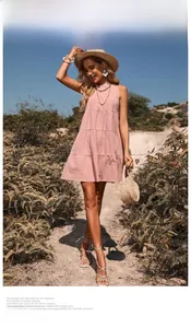 Details des rosa ärmellosen Baumwoll-Leinenkleids mit Strandurlaubs-Accessoires