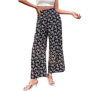 Pantalon évasé noir à fleurs pour femme avec taille haute volantée pour l'été chic