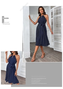 Dettaglio dell'orlo a pieghe e coulisse in vita dell'abito blu navy a pois bianchi