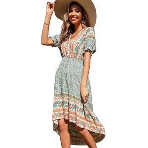 Robe bohème d'été avec col en V, manches bouffantes et ourlet asymétrique à fleurs