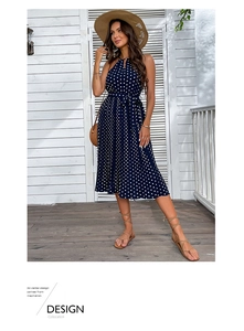 Dettaglio dell'abito midi blu navy a pois con scollo all'americana e cintura in vita
