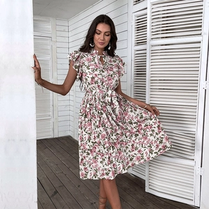 Robe d'été fleurie plissée avec manches volantées et ceinture à nouer rose crème