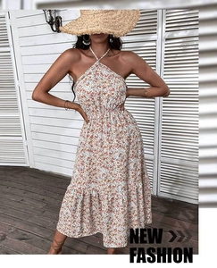 Dettaglio dell'abito boho floreale con gonna a balze e design con vita elasticizzata