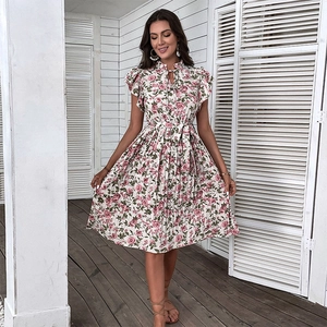 Robe plissée fleurie avec manches à volants et lien à la taille en blanc et rose