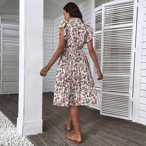Robe d'été plissée à fleurs avec manches à volants et col montant, vue de dos