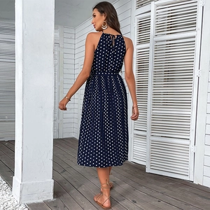 Elegante abito midi a pieghe a pois blu scuro senza maniche con scollo a cavezza