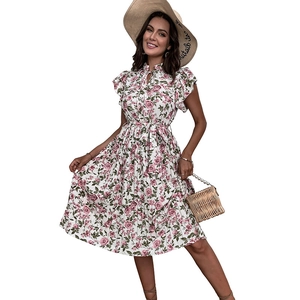 Robe midi fleurie d'été coupe évasée avec manches à volants et ceinture à nouer
