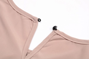 Dettaglio dell'abito rosa senza maniche con scollo a goccia e chiusura posteriore
