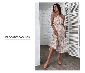 Elegante abito estivo bianco con scollo all'americana e fiori arancioni a balze