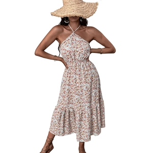 Abito estivo a fiori con scollo all'americana, vita elastica e gonna a balze